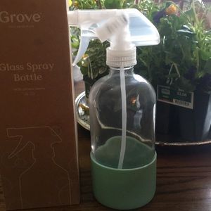 Glass spray bottle green rubber bottom 16oz